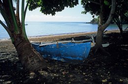 Arbres;-Archipel-des-Comores;-France;-Kaleidos;-Kaleidos-images;-La-parole-à-limage;-Laurent-Abad;-Mayotte;-Mer;-Océan-Indien;-Pirogue;-Pirogue-à-balancier;-Plage;-Sable-noir;-Stories-Pictures